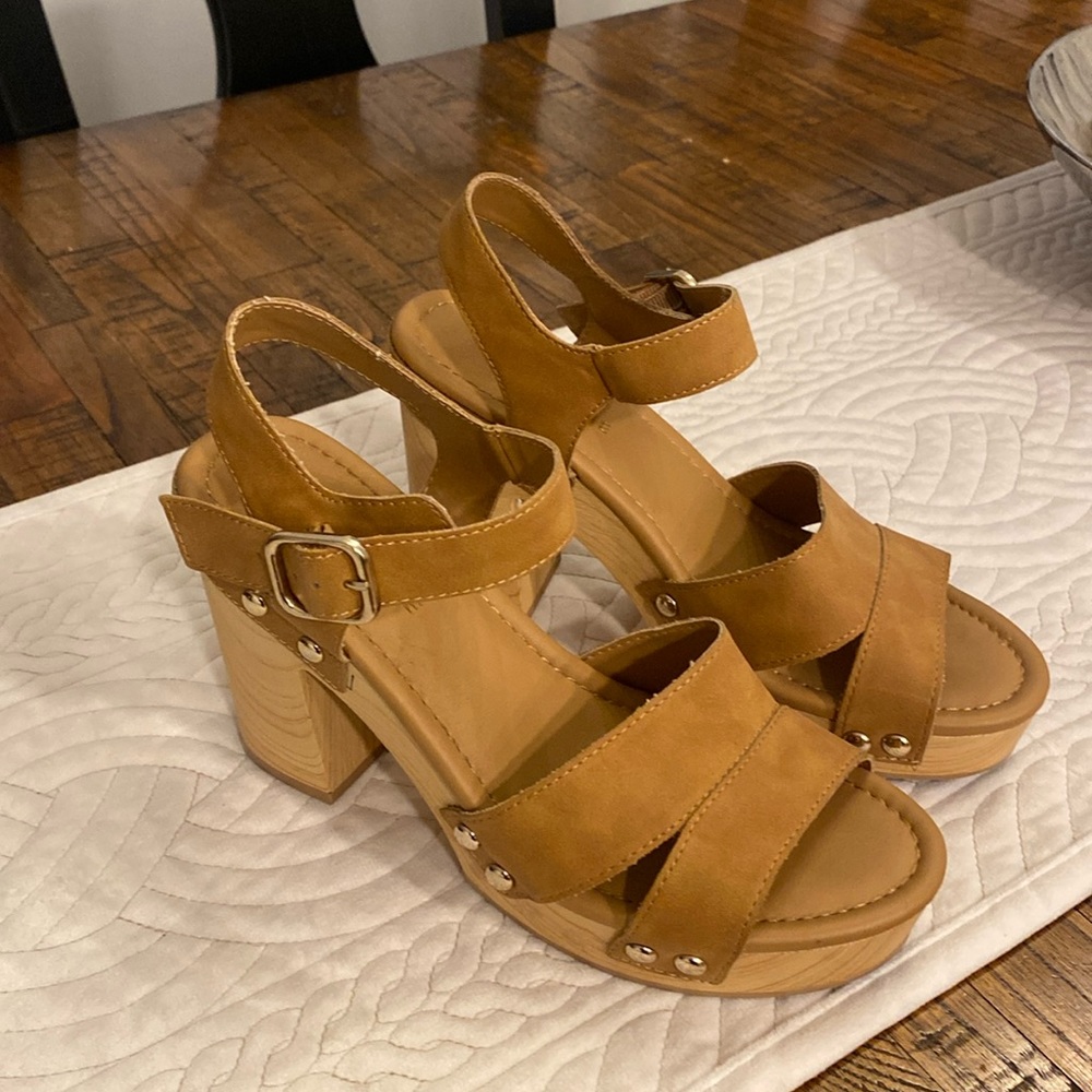 Sun and Stone, Delestep Cognac sandal wedges, size 7